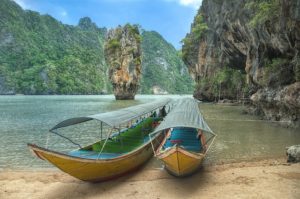Bateaux traditionnels amarrés devant l'îlot de James Bond, Phang Nga Bay, Thaïlande.